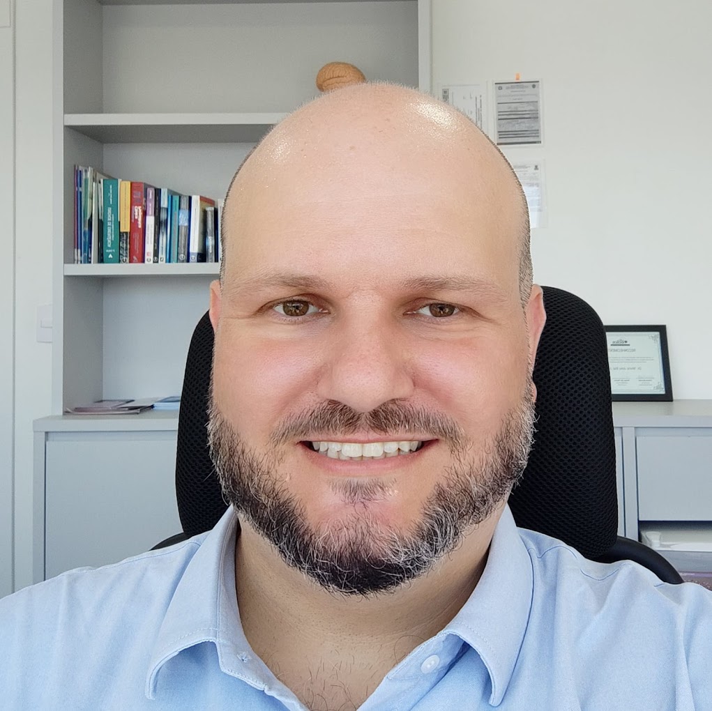 Dr. Alexandre Balan, médico psiquiatra, em seu consultório em Balneário Camboriú